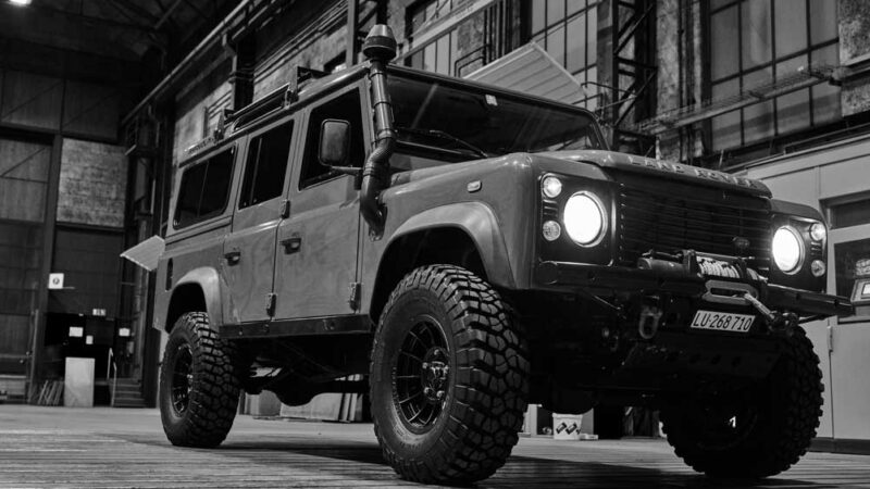 Schwarz-weiss Aufnahme Land Rover Defender in der Werkstatt der TravelTech GmbH