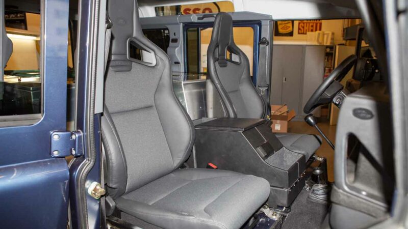 Fahrerraum von Land Rover Defender mit eingebauten Recaro-Sitzen