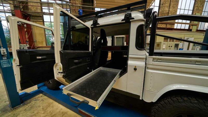 Land Rover Defender 130 Seitenauszug bei Seitentüre fahrerseitig