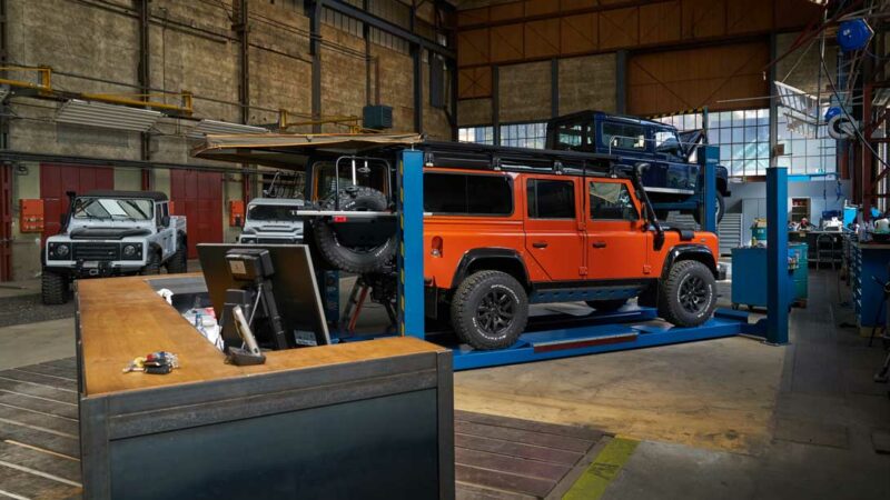 3 Land Rover Defender in der Werkstatt bei der TravelTech GmbH