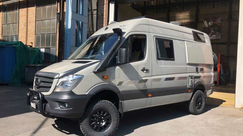 Seitenansicht Mercedes Sprinter Camper mit Frontbügel, Frontscheinwerfern und Schnorchel