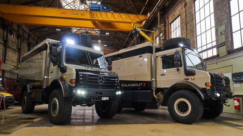 2 als Expeditionsfahrzeug ausgebaute Mercedes Unimog in der TravelTech Werkstatt