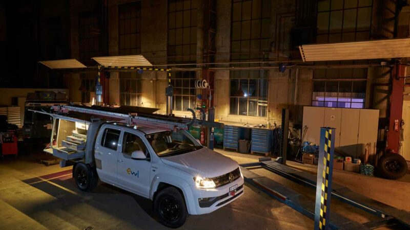 Aufgebauter VW Amarok mit Schubladen-Auszügen in der Werkstatt der TravelTech GmbH