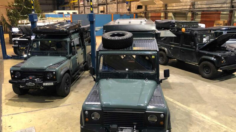 Mehrere Land Rover Defender in der Werkstatt der TravelTech GmbH
