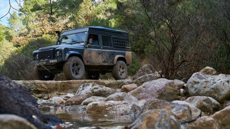 Land Rover Defender 110 auf Reisen - Bachdurchfahrt