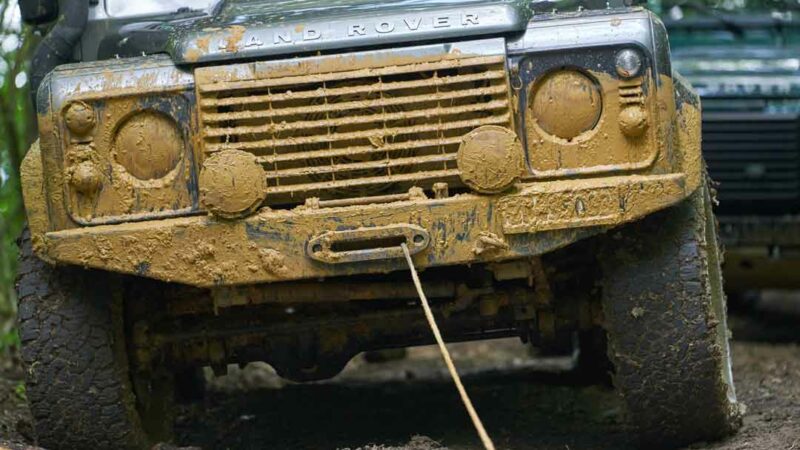 Schmutzige Land Rover Front mit ausgefahrener Seilwinde. Offroad-Einsatz