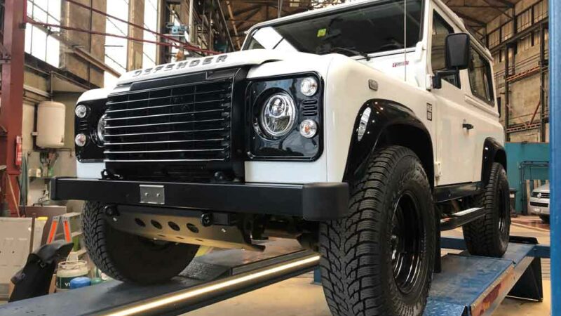 Weisser Land Rover Defender 90 auf dem Werkstatt-Lift