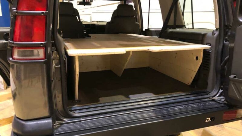 Innenausbau aus Holz im Land Rover Discovery mit Liegefläche und Stauraum