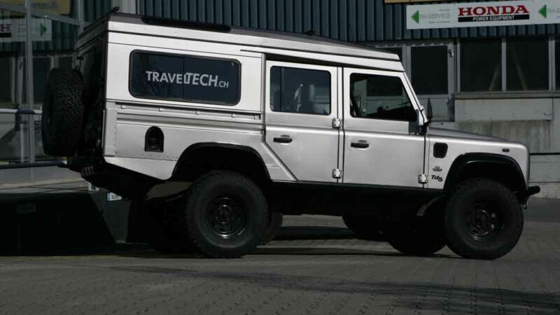 Land Rover Defender 110 mit integriertem Heck vom 130er und Hubdach made by TravelTech